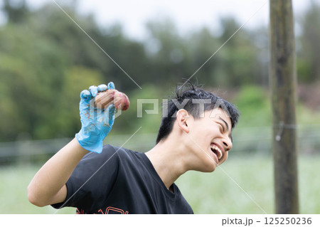 楽しく芋掘り 楽しく芋掘り 125250236