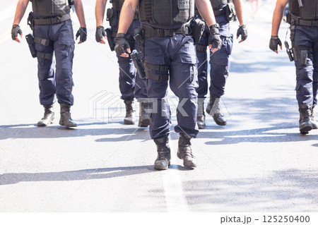 Armed police patrol 125250400