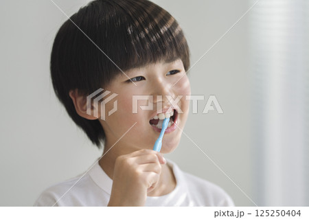 歯みがきをする9歳の男の子 歯みがきをする9歳の男の子 125250404
