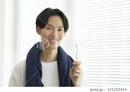 歯ブラシを持った30代の男性　カメラ目線 125250454
