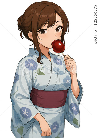 浴衣姿でりんご飴を食べる女性 125250975