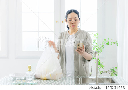 スマホを見る女性　主婦 125251628