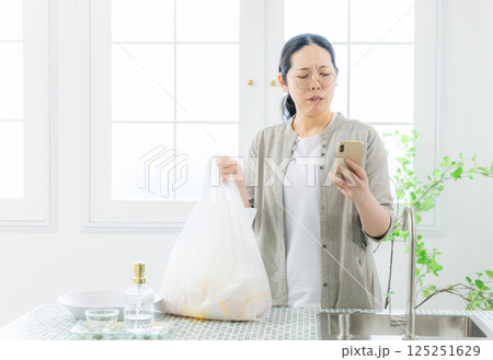 スマホを見る女性　主婦 125251629