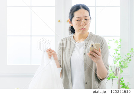 スマホを見る女性 主婦 スマホを見る女性 主婦 125251630