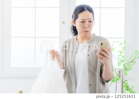 スマホを見る女性　主婦 125251631