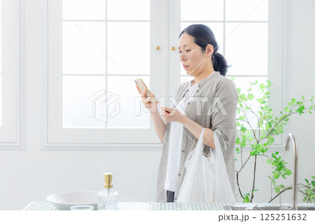 スマホを見る女性 主婦 スマホを見る女性 主婦 125251632