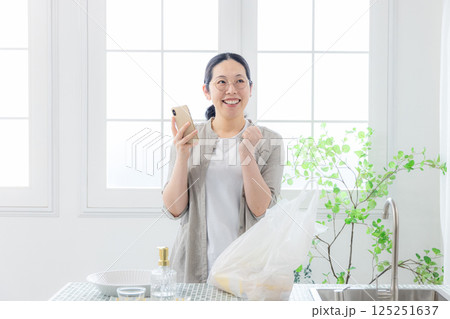 スマホを見る女性　主婦 125251637