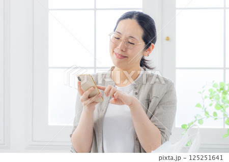 スマホを見る女性　主婦 125251641