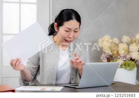 在宅ワークで困る女性 125251683