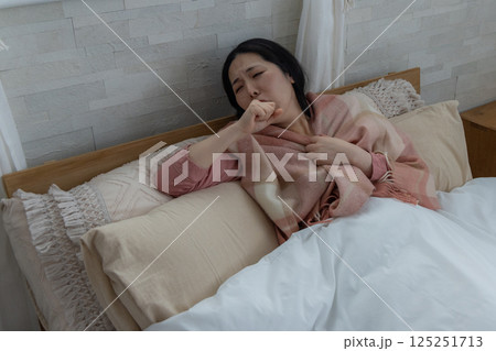 体調不良で頭を抱える女性 体調不良で頭を抱える女性 125251713