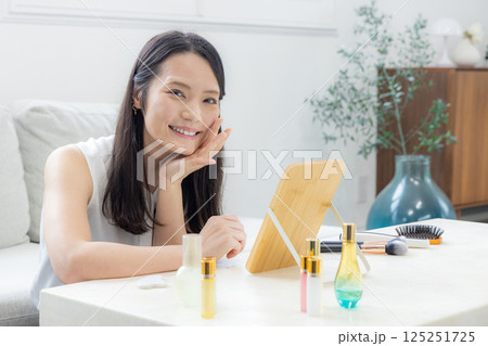メイクをする女性 125251725