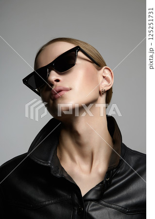 fashion portrait of Beautiful young woman in sunglasses 125251731