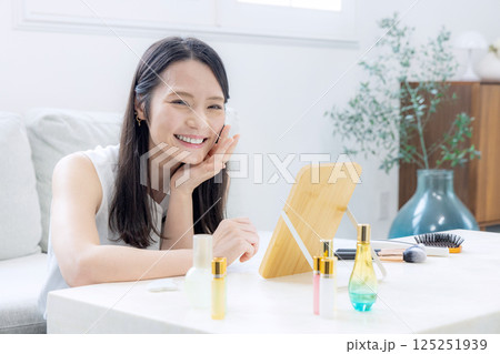 メイクをする女性 125251939