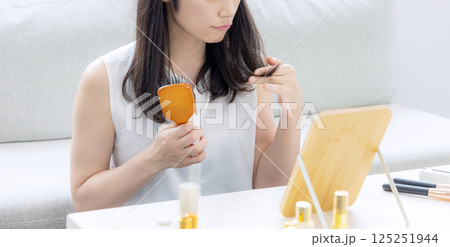 ヘアケア　女性　ブラシ 125251944