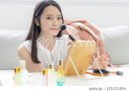 化粧するミドル女性 125251954