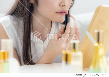 化粧するミドル女性 125251956