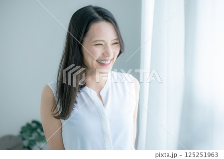 笑顔の中年女性　ポートレート 125251963
