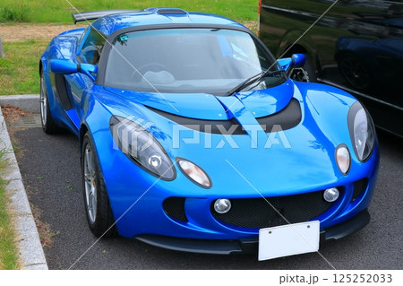 青いスポーツカー　イメージ 125252033