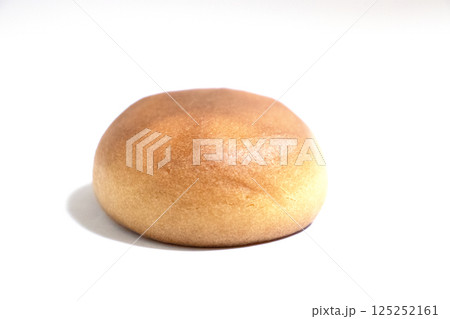 白い背景に饅頭が置いてある写真 125252161