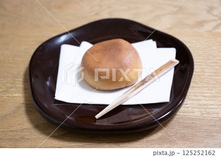 皿に乗せたチーズまんじゅうの写真 皿に乗せたチーズまんじゅうの写真 125252162
