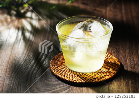 夏の冷茶(緑茶) 125252183