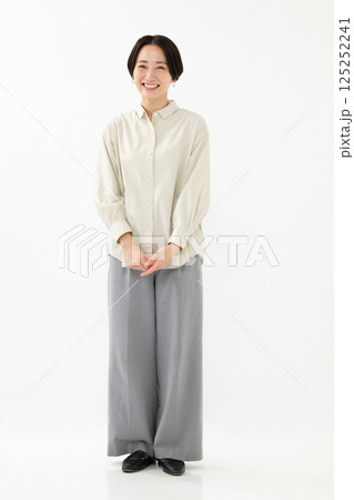 笑顔の女性ポートレート 125252241