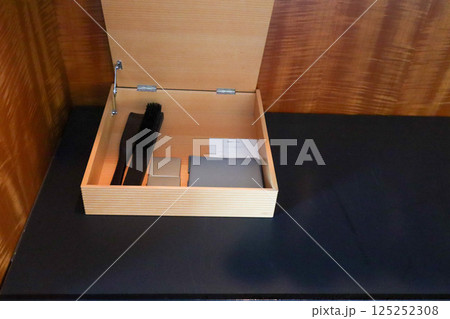 高級ホテル リッツカールトン東京の客室アメニティ 靴磨き 高級ホテル リッツカールトン東京の客室アメニティ 靴磨き 125252308