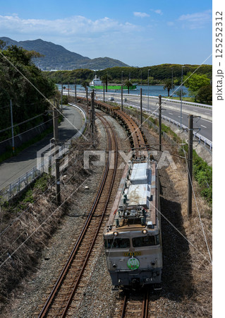 洞海湾をバックに走る銀釜牽引150mレール輸送列車(JR貨物) 洞海湾をバックに走る銀釜牽引150mレール輸送列車(JR貨物) 125252312