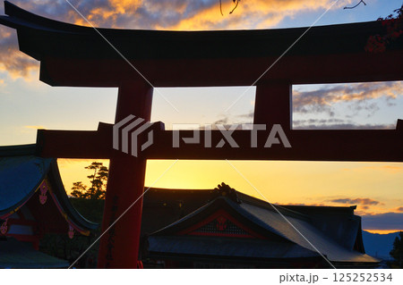 京都 伏見稲荷大社 美しい夕焼けと鳥居(京都府京都市伏見区) 京都 伏見稲荷大社 美しい夕焼けと鳥居(京都府京都市伏見区) 125252534