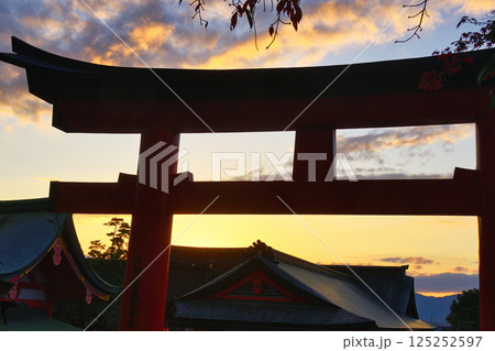 京都 伏見稲荷大社 美しい夕焼けと鳥居(京都府京都市伏見区) 京都 伏見稲荷大社 美しい夕焼けと鳥居(京都府京都市伏見区) 125252597