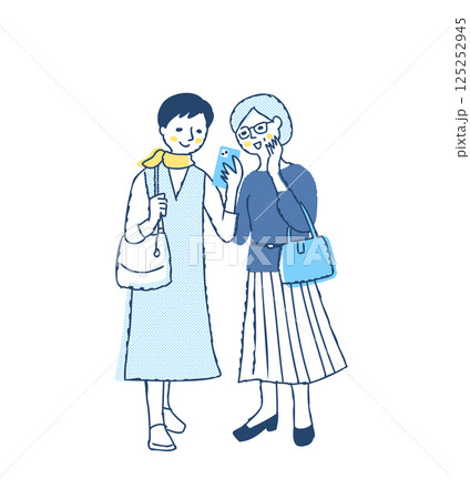 笑顔で一緒にスマホを見ている中年女性2人 125252945