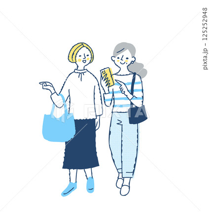 笑顔で一緒に歩く中年女性2人 笑顔で一緒に歩く中年女性2人 125252948