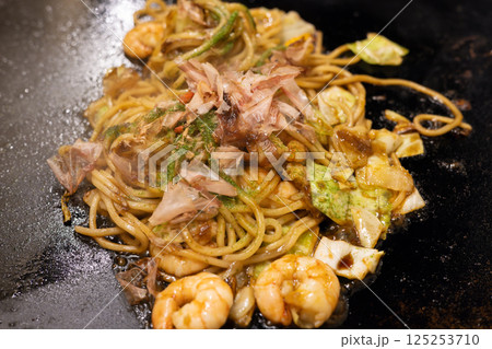 鉄板にのせた美味しい海老入りソース焼きそば 鉄板にのせた美味しい海老入りソース焼きそば 125253710