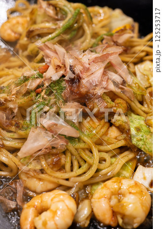 鉄板にのせた美味しい海老入りソース焼きそば 125253717