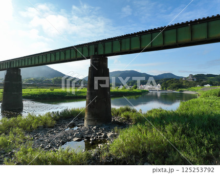 愛媛県大洲市　鉄橋と大洲城 125253792