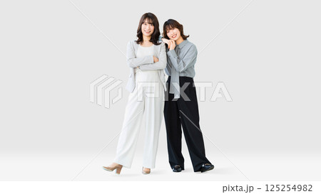 仲のいい2人の女性・ビジネスウーマン 125254982