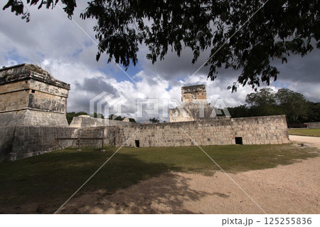 Mayan ruins of Chichen Itza, yucatan, mexico Mayan ruins of Chichen Itza, yucatan, mexico 125255836