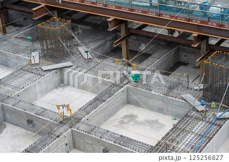 建設現場　基礎工事の鉄筋組み（配筋） 125256827