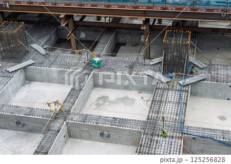 建設現場 基礎工事の鉄筋組み(配筋) 建設現場 基礎工事の鉄筋組み(配筋) 125256828