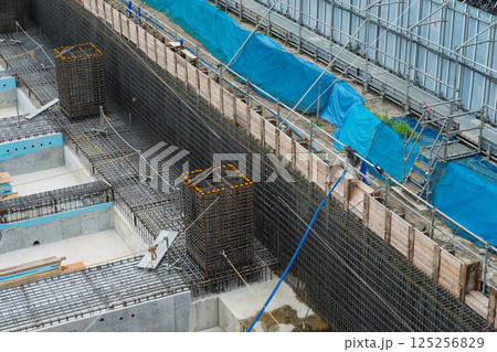 建設現場　基礎工事の鉄筋組み（配筋） 125256829