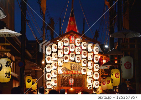 京都祇園祭 京都の夏祭り 日本三大祭り 祇園祭の夜景 宵山の風景 夜空に映える提灯 京都祇園祭 京都の夏祭り 日本三大祭り 祇園祭の夜景 宵山の風景 夜空に映える提灯 125257957
