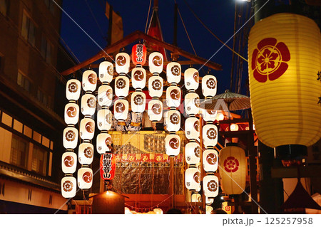 京都祇園祭　京都の夏祭り　日本三大祭り　祇園祭の夜景　宵山の風景　夜空に映える提灯 125257958