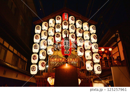 京都祇園祭　京都の夏祭り　日本三大祭り　祇園祭の夜景　宵山の風景　夜空に映える提灯 125257961