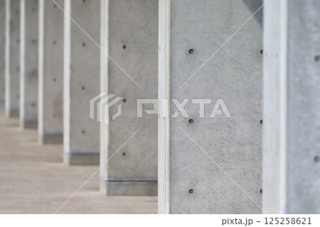 連続するコンクリート打ち放しの柱 125258621