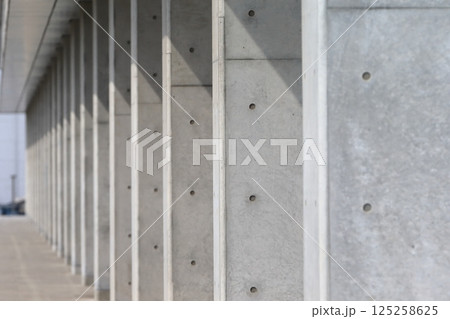 連続するコンクリート打ち放しの柱 125258625