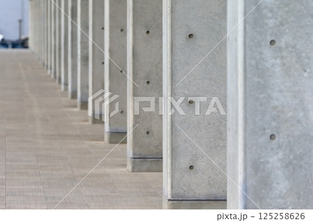 連続するコンクリート打ち放しの柱 連続するコンクリート打ち放しの柱 125258626