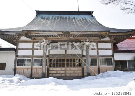 早春の北海道厚沢部町で正禅山本覚寺境内の風景を撮影 125258842