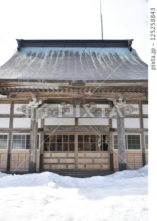 早春の北海道厚沢部町で正禅山本覚寺境内の風景を撮影 125258843