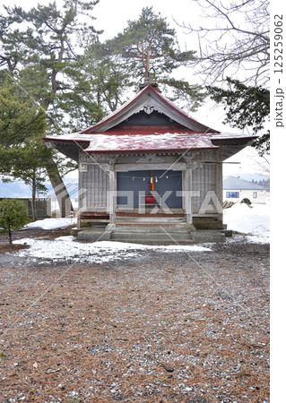早春の北海道北斗市で三好八幡神社境内の風景を撮影 早春の北海道北斗市で三好八幡神社境内の風景を撮影 125259062