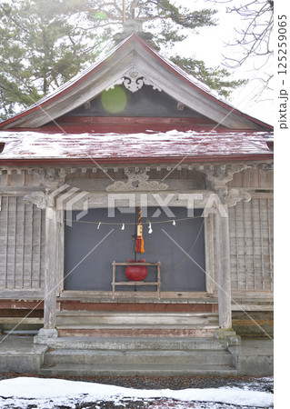 早春の北海道北斗市で三好八幡神社境内の風景を撮影 125259065